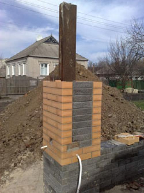 Как правильно выровнять основание для строительства забора из кирпича