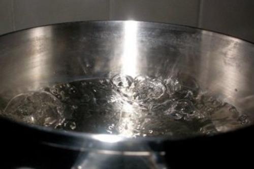 Как селитрой уничтожить сорняки. Безопасный гербицид от сорняков на огороде