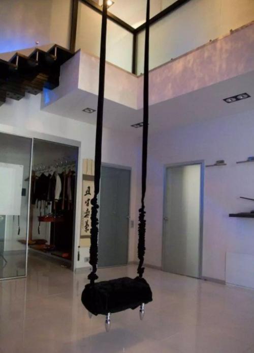 Где расположен роскошный дом телеведущего Дмитрия Диброва. Люстры-качели и говорящие унитазы в особняке Дмитрия Диброва