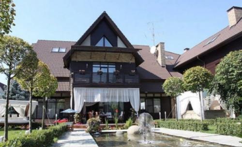 Где расположен роскошный дом телеведущего Дмитрия Диброва. Люстры-качели и говорящие унитазы в особняке Дмитрия Диброва