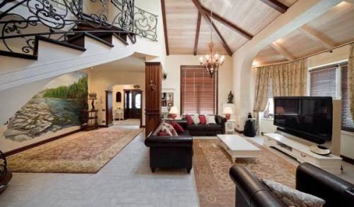 Где живет известный шоумен Дмитрий Дибров с семьей. Как выглядит роскошный особняк Дмитрия Диброва, где он живёт с 4-й женой на 30 лет младше