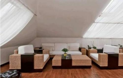 Где живет известный шоумен Дмитрий Дибров с семьей. Как выглядит роскошный особняк Дмитрия Диброва, где он живёт с 4-й женой на 30 лет младше