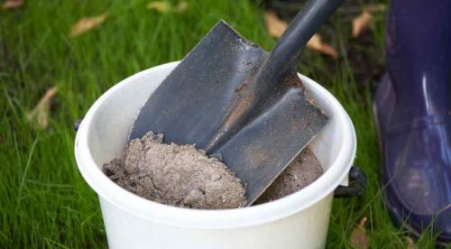 Как вносить навоз осенью под деревья. Органические