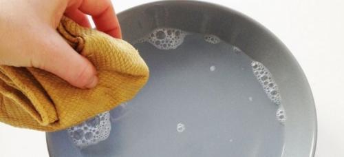 Как почистить кожаную сумку в домашних условиях. Чем и как почистить белую кожаную сумку в домашних условиях 01