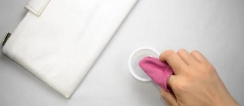 Как почистить кожаную сумку в домашних условиях. Чем и как почистить белую кожаную сумку в домашних условиях 02