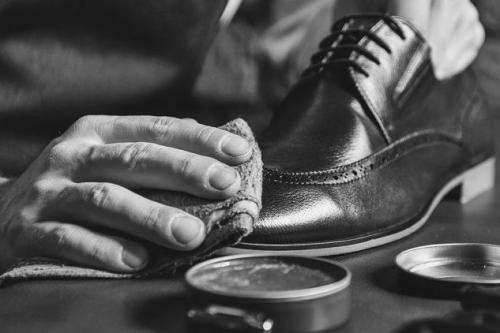 Какие средства можно использовать для смягчения задников туфель и ботинок